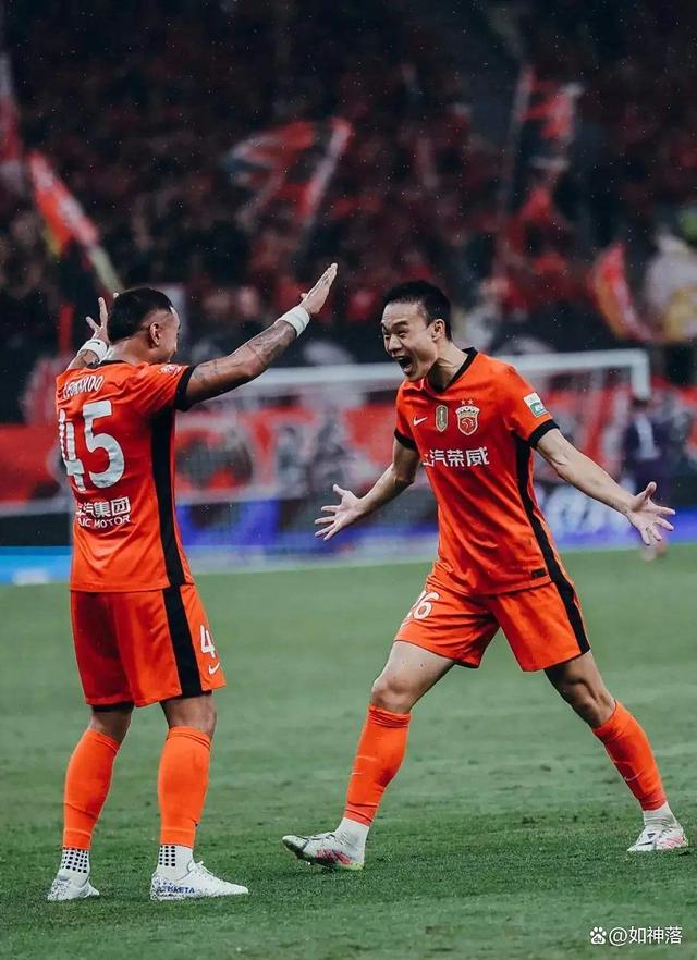 包含荷甲转会期再迎强敌，武汉三镇内部沟通，主帅态度——媒体盛赞，训练强度明显提升的词条